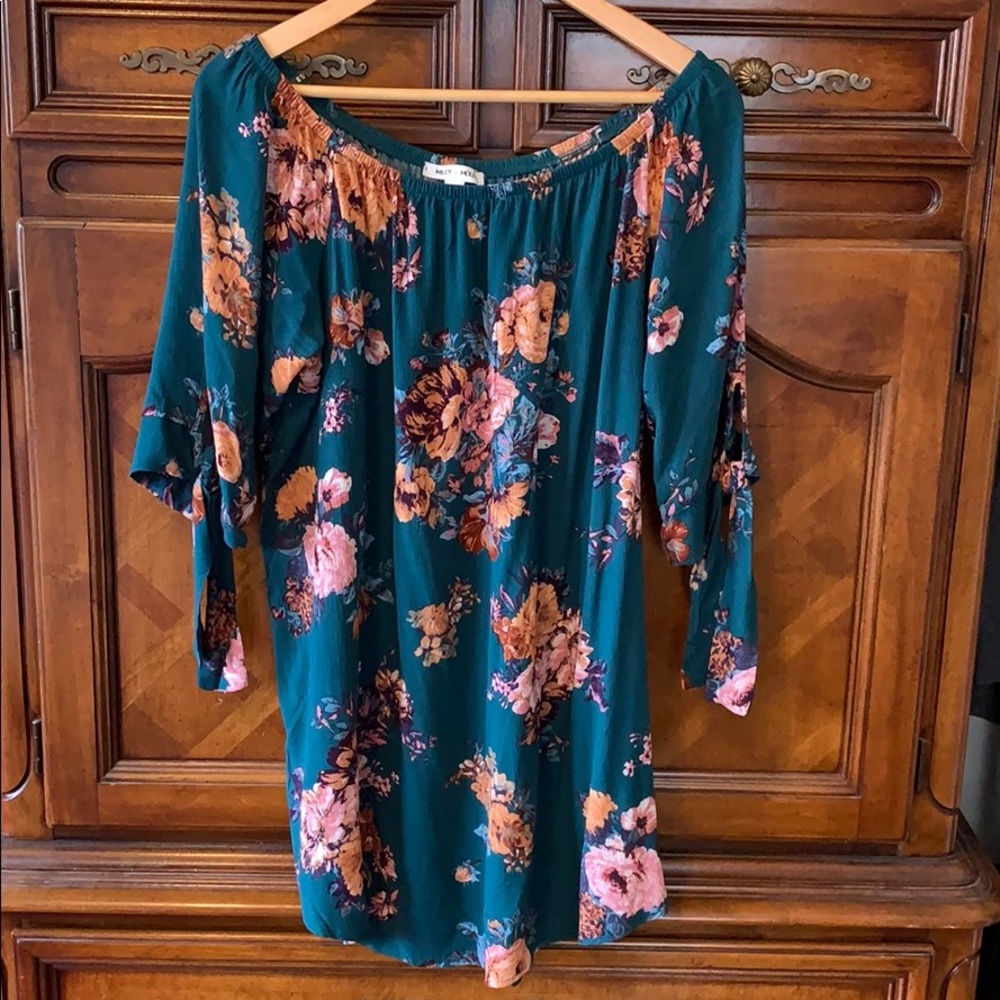 Floral tunic with ribbon tie sleeves. Never worn!